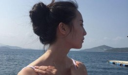 外国美女在海边吃瓜视频,外国美女海边悠闲食瓜时光