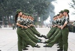 军训女孩跳舞吃瓜视频播放,视频播放量飙升引网友热议