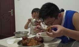 两父子吃瓜的视频,共享夏日吃瓜时光