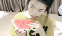 西瓜视频女子吃瓜,趣味横生瞬间走红网络