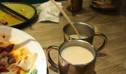 新疆奶茶店吃瓜原视频,欢乐氛围感染网友