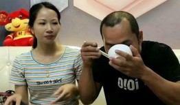 街头蒙眼吃瓜图片搞笑视频,街头搞笑视频笑翻众人